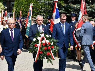 Delegacja Powiatu Miechowskiego składa kwiaty pod Pomnikiem z Orłem