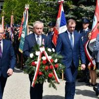 Delegacja Powiatu Miechowskiego składa kwiaty pod Pomnikiem z Orłem