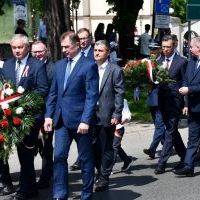 Przemarsz przed Pomnik z Orłem