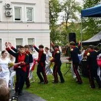 Uczniowie z Zespołu Szk&oacute;ł nr 2 tańczą Mazura