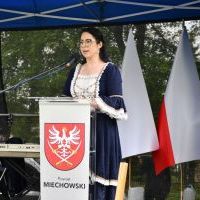 Prowadząca miechowskie obchody  234. rocznicy uchwalenia Konstytucji 3 Maja