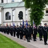 Przemarsz uczestnik&oacute;w do Kina Gryf.