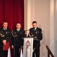 Komendant Powiatowy Państwowej Starży Pożarnej w Miechowie przemawia podczas obchod&oacute;w Powiatowego Dnia Strażaka.