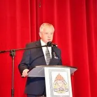 Starosta Miechowski przemawia podczas obchod&oacute;w Powiatowego Dnia Strażaka.