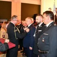 Starosta Powiatu Miechowskiego odznaczony podczas Powiatowych Obchod&oacute;w Dnia Strażaka.