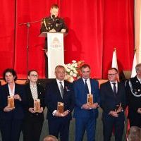 Wręczenie pamiątkowych statuetek.