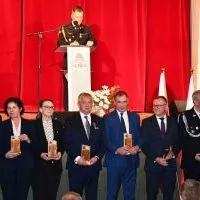 Wręczenie pamiątkowych statuetek.