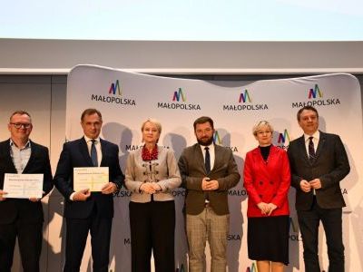 Wicestarosta Miechowski Jerzy Pułka odebrał czek na przyznane dofinansowanie