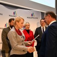 Wicestarosta Jerzy Pułka odbiera czek potwierdzający przyznanie dotacji z Województwa Małopolskiego