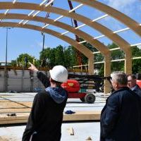 Budowa nowego boiska wielofunkcyjnego przy LO w Miechowie - wizyta Starostów