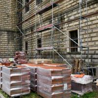 Równocześnie trwają prace związane z wymianą dachu na nowy