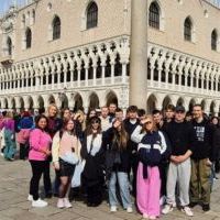 Uczniowie z ZS Nr 2 w Miechowie - zdjęcie grupowe