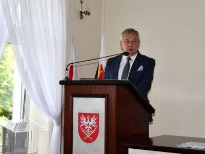 Starosta Miechowski Krzysztof Świerczek przemawia podczas Sesji Rady Powiatu