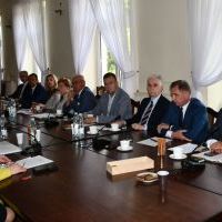 Radni Powiatu Miechowskiego podczas XII Sesji Rady Powiatu