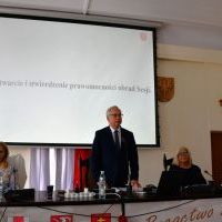 Przewodniczący Rady Powiatu Miechowskiego Jan Biesaga rozpoczyna obrady Sesji Rady Powiatu