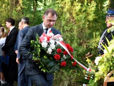 Wicestarosta Miechowski składa wiązankę przy zbiorowej mogile