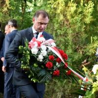 Wicestarosta Miechowski składa wiązankę przy zbiorowej mogile