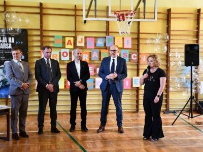 Dyrektor LO w Miechowie Krzysztof Gajos, Wicestarosta Miechowski Jarzy Pułka,Przedstawiciel AGH w Krakowie prof. dr hab. inż. Marcin Baszyński, Dyrektor Działu Badań i Rozwoju dla Systemów Napędowych Korporacyjnego Centrum Technologicznego ABB w Krakowie 