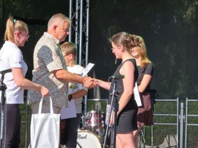 Starosta Miechowski Krzysztof Świerczek wręcza nagrodę w konkurskie