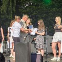 Starosta Miechowski Krzysztof Świerczek wręcza nagrodę w konkurskie