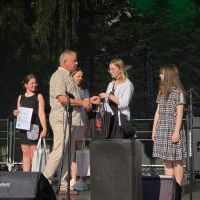 Starosta Miechowski Krzysztof Świerczek wręcza nagrodę w konkurskie