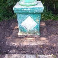 Konserwacja kamiennej kapliczki Matki Bożej Bolesnej z 1686 roku w Kalinie Małej - fondament