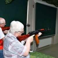 Strzelanie w w Wirtualnej Strzelnicy w Zespole Szkół nr 2 