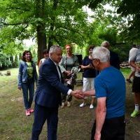 Starosta Miechowski wręcza puchar za zajęcie 1 miejsca Henrykowi Gajosowi