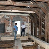 remont pokrycia dachowego na zamku w Książu Wielkim