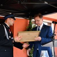 Jubileusz 80-lecia OSP w Jelczy - Wicestarosta Miechowski wręcza w imieniu Wojewody list gratulacyjny
