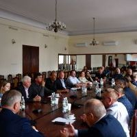 Uczestnicy posiedzenia Powiatowego Zespołu Zarządzania Kryzysowego