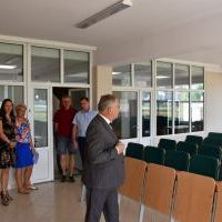 Starosta Miechowski wizytuje wyremontowany teren ZS nr 2 w Miechowie