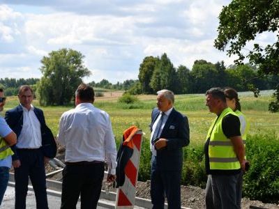 Starosta Miechowski omawia plan przebudowy drogi powiatowej nr 1182K