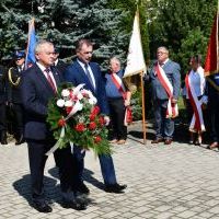 Starosta Miechowski Krzysztof Świerczek i Wicestarosta Miechowski Jerzy Pułka składają kwiaty pod Pomnikiem z Orłem 