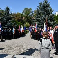 Święto Wojska Polskiego- Poczty Sztandarowe przed Pomnikiem z Orłem