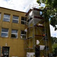 Budynek Zespołu Szk&oacute;ł nr 2 w Miechowie w trakcie rozbudowy i przebudowy pod windę