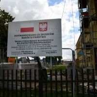 Tablica informacyjna dotycząca rozbudowy i przebudowy budynku Zespołu Szkół nr 2 w Miechowie