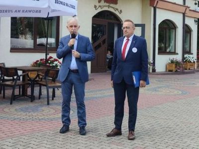 Oficjalne otwarcie Pikniku integracyjnego rodzin zastępczych z Powiatu Miechowskiego przemawia Członek Zarządu Powiatu Piotr Grządziel obok Kieronik PCPR w Miechowie Janusz Patyna