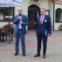 Oficjalne otwarcie Pikniku integracyjnego rodzin zastępczych z Powiatu Miechowskiego przemawia Członek Zarządu Powiatu Piotr Grządziel obok Kieronik PCPR w Miechowie Janusz Patyna