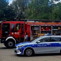 Piknik integracyjny rodzin zastępczych z Powiatu Miechowskiego radiowozy Policji i Straży Pożarnej w Miechowie