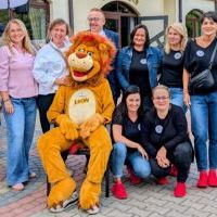 Piknik integracyjny rodzin zastępczych z Powiatu Miechowskiego - pracownicy PCPR w Miechowie z animatorem