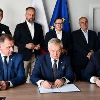 Starosta Miechowski podpisuje porozumienie w gabinecie Ministra Energii