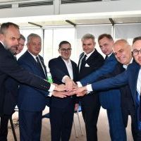 Zdjęcie grupowe po podpisaniu porozumienia