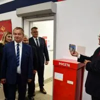 Minister Adamczyk wysyła pierwszą poczt&oacute;wkę do premiera Mateusza Morawieckiego