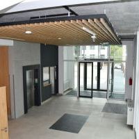 Główne wejście do zespołu budynków szkolnych