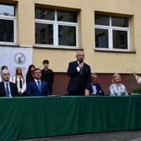 Starosta Miechowski Krzysztof Świerczek przemawia podczas rozpoczęcia roku szkolnego w Liceum Og&oacute;lnokształcącym w Miechowie