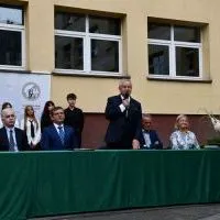Starosta Miechowski Krzysztof Świerczek przemawia podczas rozpoczęcia roku szkolnego w Liceum Og&oacute;lnokształcącym w Miechowie