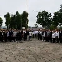 Uczniowie Zespole Szk&oacute;ł nr 2 w Miechowie podczas rozpoczęcia roku szkolnego 
