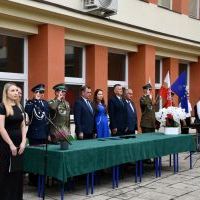 Uroczyste odśpiewanie Hymnu Polski podczas rozpoczęcia roku szkolnego w Zespole Szkół nr 2 w Miechowie