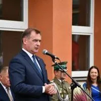 Wicestarosta Miechowski Jerzy Pułka przemawia podczas rozpoczęcia roku szkolnego w Zespole Szk&oacute;ł nr 2 w Miechowie